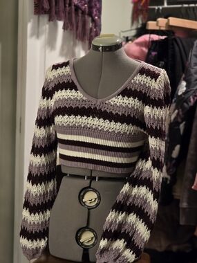 Striped V-Neck Cropped Knit Sweater in Mauve, Cream & Plum
